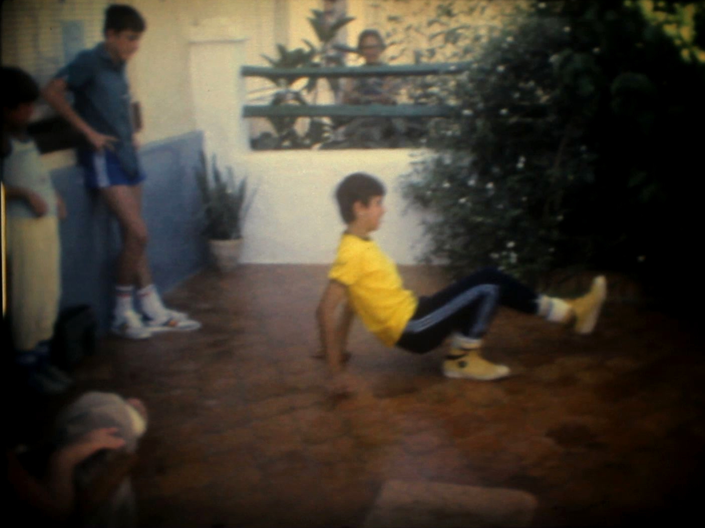 Jóvenes bailando en un jardín de una casa de la Sierra Minera Cartagena - La Unión. El baile es break dance